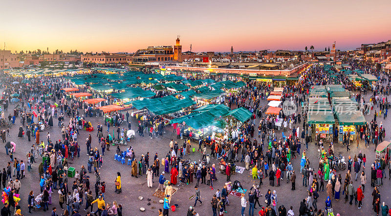 日落时分，马拉喀什Djemaa El Fna广场。摩洛哥